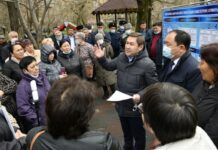 Аким Шымкента вывел чиновников в народ