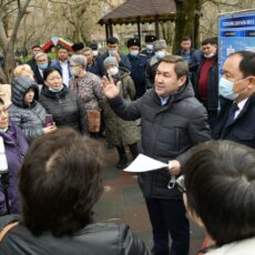 Аким Шымкента вывел чиновников в народ