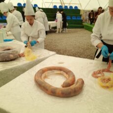 Рекорд. В Шымкенте приготовили 30-метровый казы
