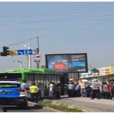 Пассажирский автобус заехал на тротуар в Шымкенте