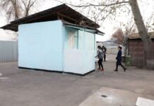 23 школы в Туркестанской области оштрафованы за уличные туалеты