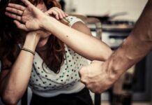 Ужесточить контроль над домашними тиранами предложили в МВД