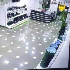 Избивали дубинкой. В Шымкенте орудовала группа грабителей