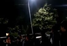 В сети распространилось видео, где шымкентцев силой забирают в военкомат