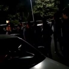 В сети распространилось видео, где шымкентцев силой забирают в военкомат