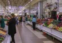 Казахстанцы тратят на продукты больше половины зарплаты