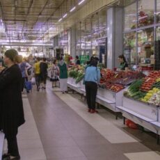 Казахстанцы тратят на продукты больше половины зарплаты