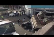 Большегруз слетел с дороги и упал на стоящие внизу машины