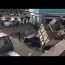 Большегруз слетел с дороги и упал на стоящие внизу машины