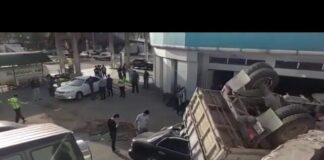 Большегруз слетел с дороги и упал на стоящие внизу машины