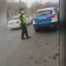 Полицейские обматерили мужчину в Шымкенте