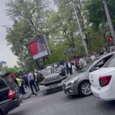 Машина перевернулась в ДТП в центре Шымкента