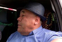 Таксист в Шымкенте развозит бесплатно пенсионеров