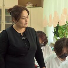 Учителям, которые отправятся в глубинку, будут платить 790 тысяч в месяц