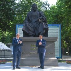 Токаев и Жапаров открыли памятник Абая в Кыргызстане