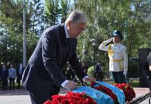 Токаев почтил память погибших в период политических репрессий