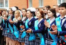 В МОН РК рассказали, можно ли дарить цветы учителям