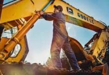 Экскаваторщик оставил без газа 2200 домов и школу в Шымкенте