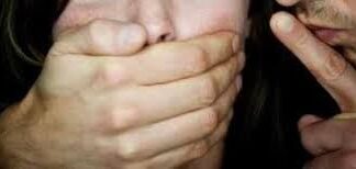 Мужчина напал на женщину с ребенком в лифте