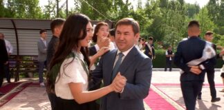 Аким Шымкента поздравил выпускников и станцевал школьный вальс