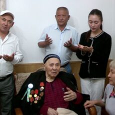 Земляки поздравили фронтовика Сарсена Абдинурова