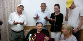 Земляки поздравили фронтовика Сарсена Абдинурова