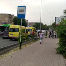 Отца с ребенком сбили на пешеходной дорожке в Шымкенте