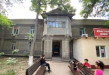 Дом-призрак в Шымкенте. Жильцы ветхого дома просят провести ремонт