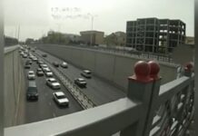 Мужчина забрался на мост-развязку на Кунаева и пытался прыгнуть под колеса авто