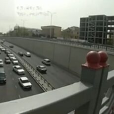 Мужчина забрался на мост-развязку на Кунаева и пытался прыгнуть под колеса авто