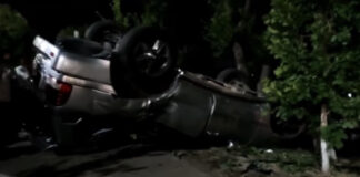 Автомобиль снес деревья и перевернулся на проспекте Байдибек би