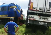 Грузовой поезд столкнулся с фурой