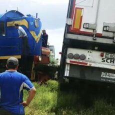 Грузовой поезд столкнулся с фурой