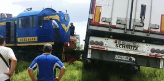 Грузовой поезд столкнулся с фурой