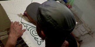 Жайнамаз и ковры: осужденный из Шымкента освоил ремесло ковроткачества