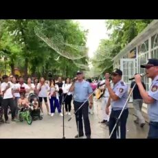 Поющее трио полицейских в Шымкенте сняли на видео