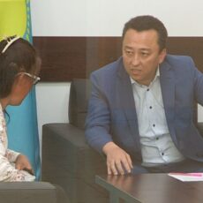 Районный аким гонит чиновников из кабинетов на улицу