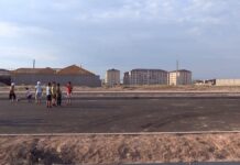 В футбол на проезжей части играют дети мкр Туран