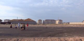 В футбол на проезжей части играют дети мкр Туран