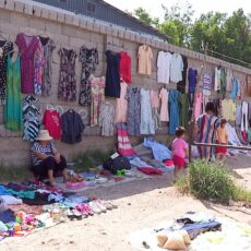 Шымкентцы жалуются на стихийную торговлю возле Крытого рынка