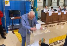 Популярного актера встретили на избирательном участке в Шымкенте