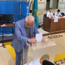 Популярного актера встретили на избирательном участке в Шымкенте