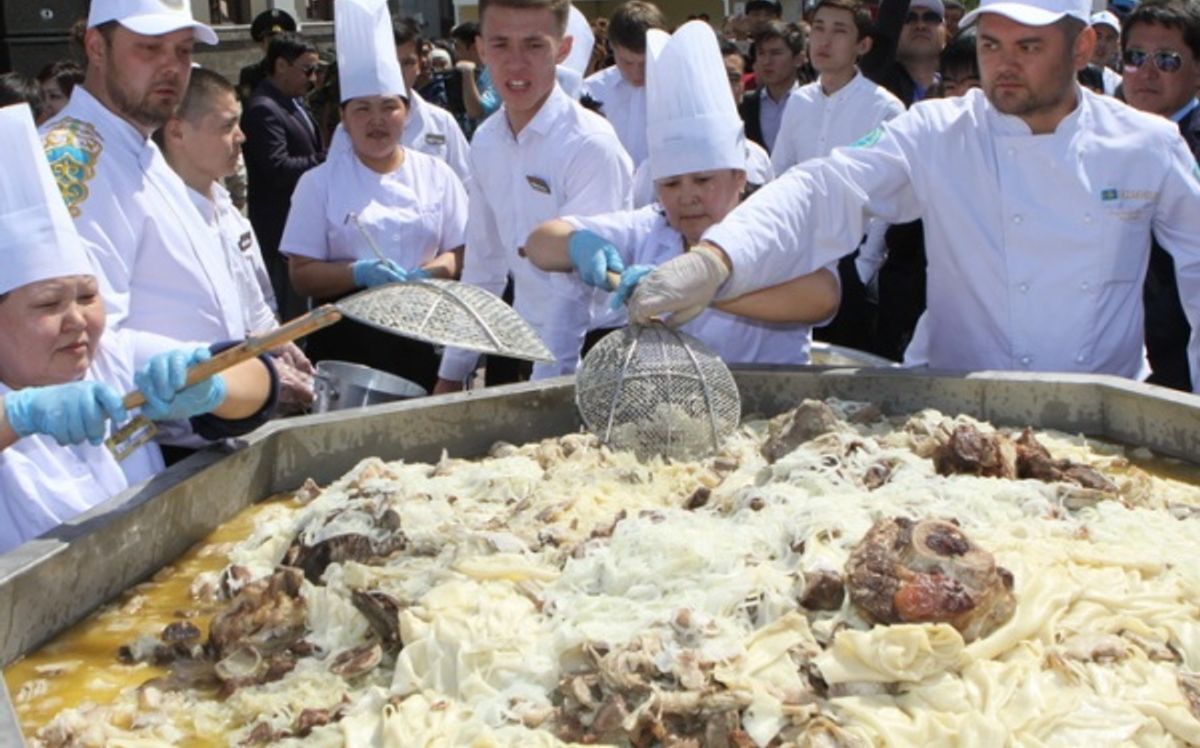 Казахстан знаю. Самый большой бешбармак в мире. Самый большой бешбармак в мире 2015. Бешбармак рекорд Гиннесса. Рекорд Гиннесса самый большой бешбармак.