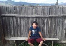 Глаз проткнули ручкой школьнику на уроке. Мальчик стремительно теряет зрение