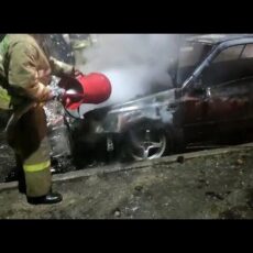 Автомобиль сгорел полностью в центре Шымкента