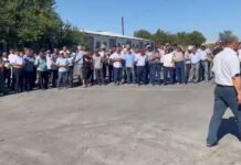 Работники строительной компании в Туркестане требуют выдать им зарплаты