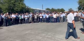 Работники строительной компании в Туркестане требуют выдать им зарплаты