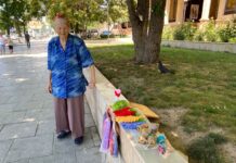 Бабушка из Шымкента вяжет рукавицы для Токаева