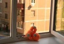Ребенок выпал из окна многоэтажки в Шымкенте