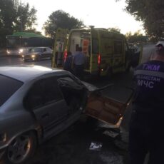 Мужчина застрял в машине после аварии. Ему потребовалась помощь спасателей
